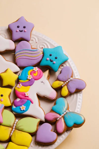 Zázvorové Cookies Barevné Glazury Pro Dovolenou Světlém Pozadí — Stock fotografie