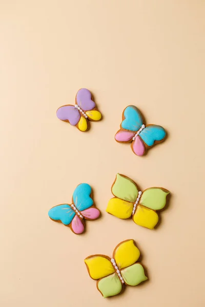 Galletas Jengibre Forma Mariposas Glaseado Multicolor Sobre Fondo Claro — Foto de Stock