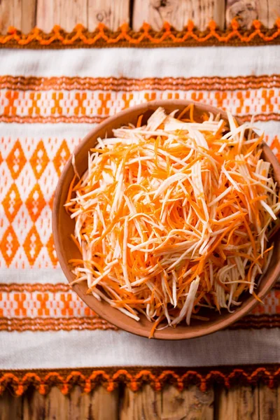 冬季胡萝卜和芹菜沙拉放在木制背景的碗里 — 图库照片