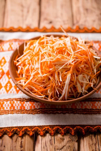 冬季胡萝卜和芹菜沙拉放在木制背景的碗里 — 图库照片