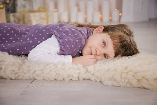 Милая Маленькая Девочка Лежит Камина Меховом Одеяле — стоковое фото