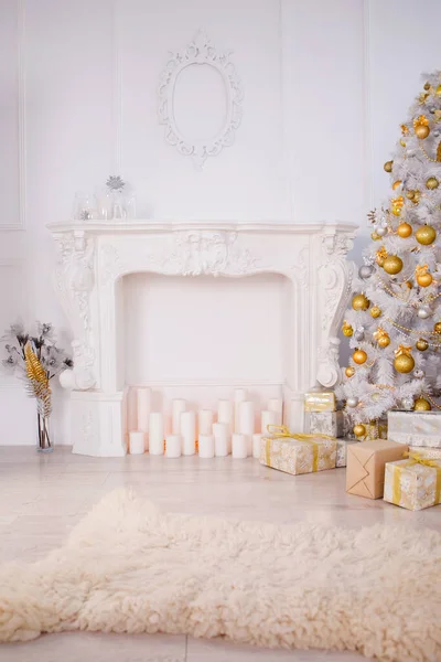 Interior Natal Clássico Com Uma Lareira Conceito Natal Decorado — Fotografia de Stock