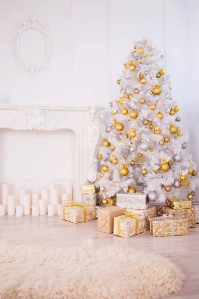 Klasický Vánoční Interiér Krbem Zdobenou Vánoční Koncepcí — Stock fotografie