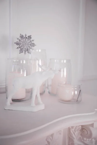 壁炉上的圣诞装饰鹿肉和蜡烛 — 图库照片