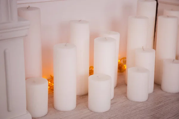 浅色的经典大壁炉中的白色大蜡烛 — 图库照片