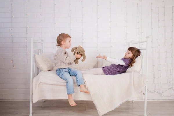 Girl Boy Playing Teddy Bears Bed Christmas Concept — Stock Photo, Image