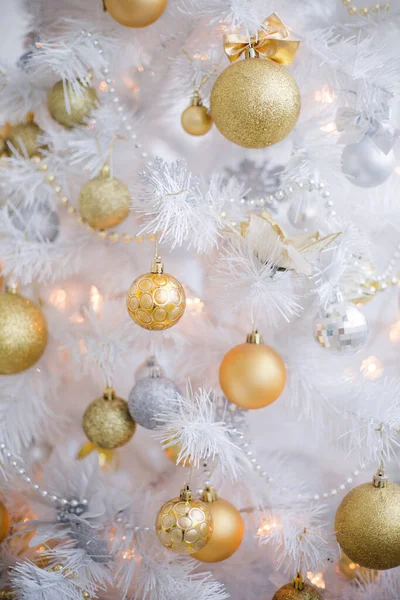 Όμορφο Λευκό Χριστουγεννιάτικο Δέντρο Διακοσμημένο Κόκκινες Και Χρυσές Μπάλες Κοντινό — Φωτογραφία Αρχείου