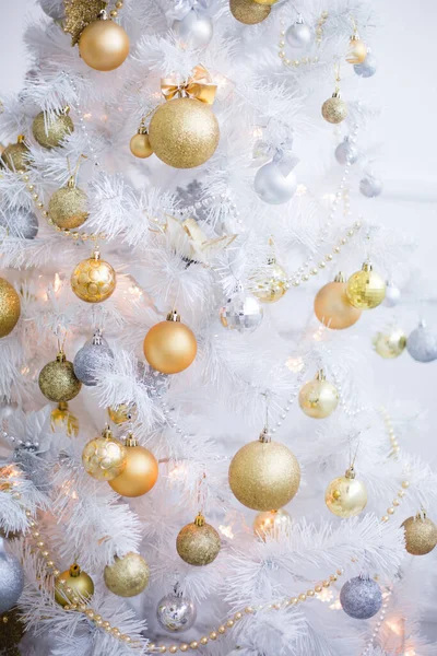 Schöner Weißer Weihnachtsbaum Geschmückt Mit Roten Und Goldenen Kugeln Nahaufnahme — Stockfoto