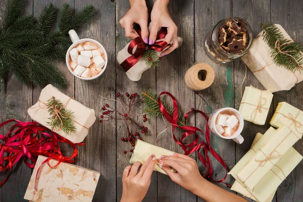 Filles Enveloppant Cadeaux Noël Boire Cacao Avec Des Guimauves Vue — Photo