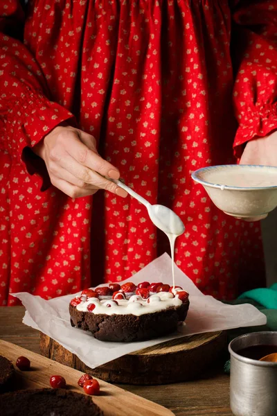 Женщина Готовит Рождественский Десертный Шоколадный Торт Вишнями Крупным Планом — стоковое фото