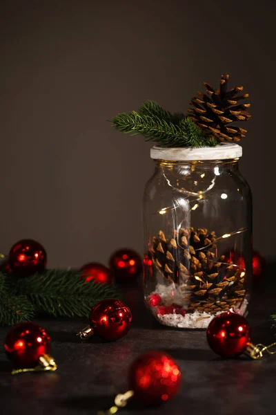 Weihnachtsdekoration Gefäß Mit Leuchtenden Girlanden Zapfen Und Tannenzweigen — Stockfoto