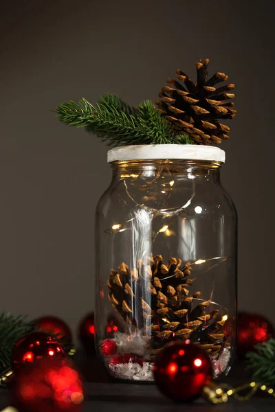 圣诞装饰品 装有灿烂花环 球果和圣诞树枝条的罐子 — 图库照片
