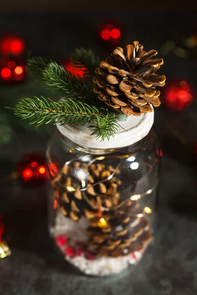 Kerstversiering Pot Met Gloeiende Bloemenslingers Kegels Kerstboomtakken — Stockfoto