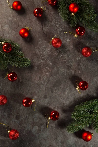 Rote Kugeln Und Weihnachtsbaumzweige Auf Dunklem Hintergrund — Stockfoto