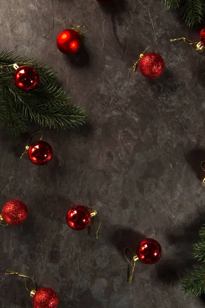 Rode Ballen Kerstboom Takken Een Donkere Achtergrond — Stockfoto