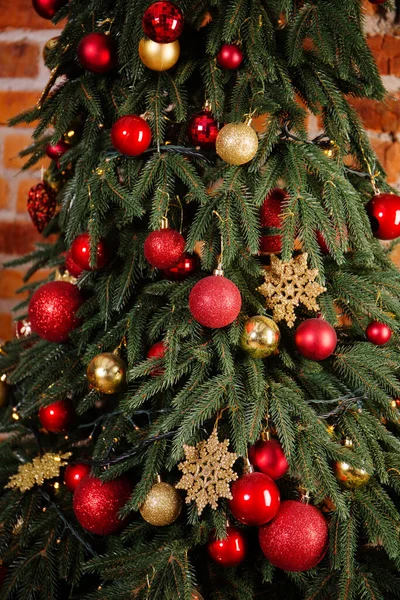 Kırmızı Altın Toplarla Süslenmiş Güzel Noel Ağacı Yakın Plan — Stok fotoğraf