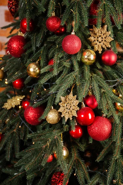 Όμορφο Χριστουγεννιάτικο Δέντρο Διακοσμημένο Κόκκινες Και Χρυσές Μπάλες Κοντινό Πλάνο — Φωτογραφία Αρχείου