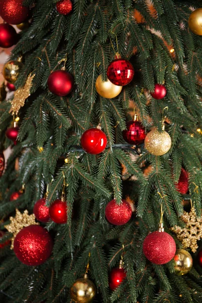 Bel Arbre Noël Décoré Boules Rouges Dorées Gros Plan — Photo