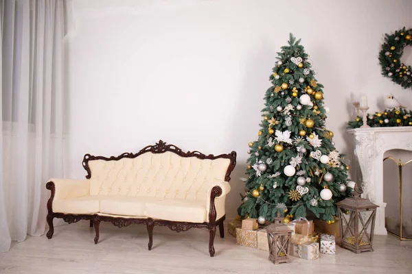 Lekkie Wnętrze Świąteczne Pięknym Krzesłem Kominkiem Ozdobioną Choinką — Zdjęcie stockowe