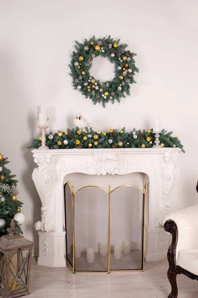 Lehký Vánoční Interiér Krásnou Židlí Krbem Zdobeným Vánočním Stromečkem — Stock fotografie