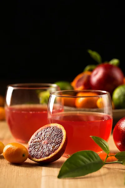 果物の背景においしい柑橘類の飲み物と2つのメガネでまだ生活 — ストック写真