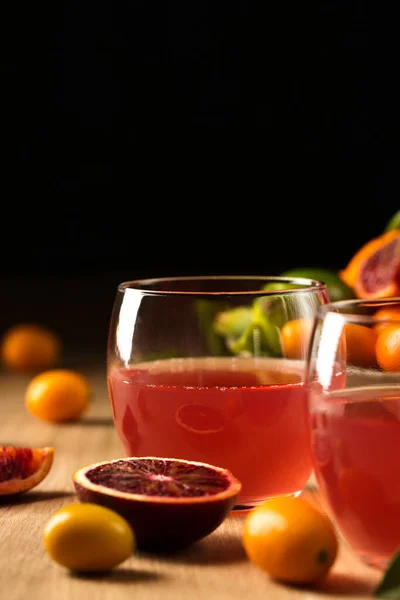 在水果的背景下 喝着一杯美味柑橘类饮料 过着平静的生活 — 图库照片