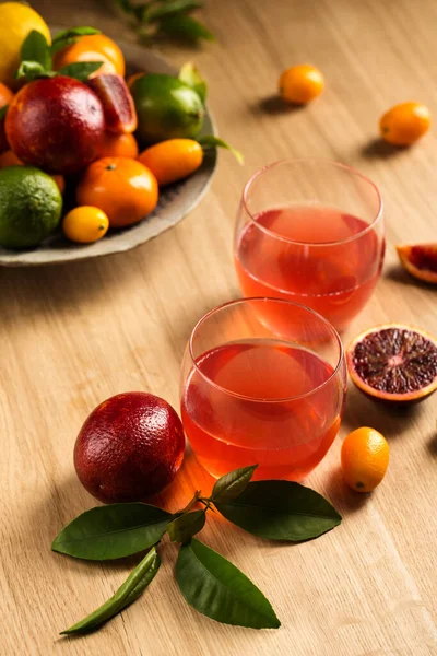 Stillleben Mit Zwei Gläsern Mit Einem Köstlichen Zitrusgetränk Auf Fruchthintergrund — Stockfoto
