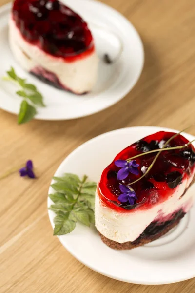 Невероятный Сливочный Десерт Ягодным Желе Фиолетовыми Цветами Белой Тарелке — стоковое фото
