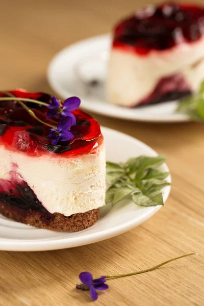 Ein Unglaublich Cremiges Dessert Mit Beerengelee Und Violetten Blüten Auf — Stockfoto