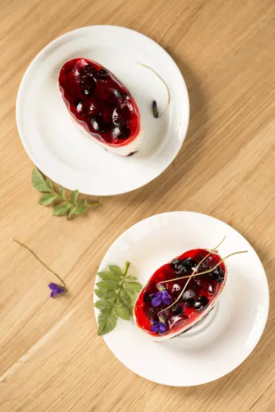 Uma Sobremesa Cremosa Incrível Com Geléia Baga Flores Violetas Prato — Fotografia de Stock