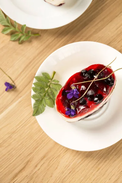 Uma Sobremesa Cremosa Incrível Com Geléia Baga Flores Violetas Prato — Fotografia de Stock