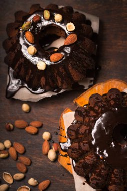 Çikolatalı Noel keki, fındıklı ve çikolata jöleli.