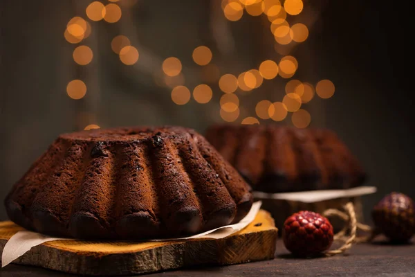 Шоколадный Рождественский Кекс Орехами Шоколадной Глазурью Темном Фоне — стоковое фото