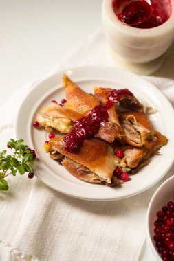 Lezzetli bir yaban mersini soslu kızarmış tavuk.