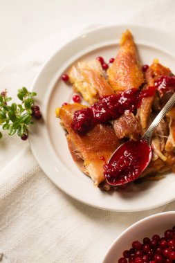 Lezzetli bir yaban mersini soslu kızarmış tavuk.