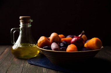 Haşlanmış mor patates ve salata sosu için diğer sebzeler.