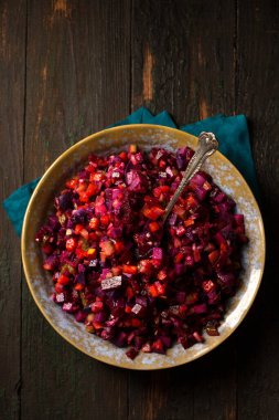 Sağlıklı haşlanmış sebzelerden salata sirkesi. Ahşap arka planda seramik bir kasede.