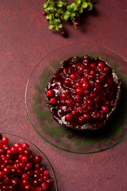 Burgonya arkaplanlı lezzetli yaban mersini reçelli çikolatalı tatlı.