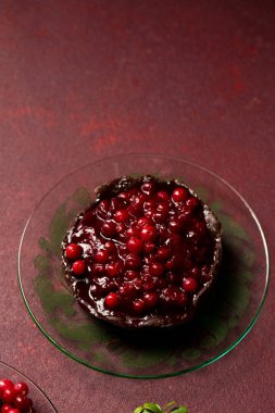 Burgonya arkaplanlı lezzetli yaban mersini reçelli çikolatalı tatlı.