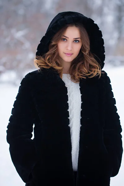 Porträt Eines Jungen Schönen Mädchens Schwarzen Pelzmantel Winter — Stockfoto