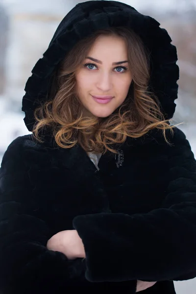Retrato Uma Jovem Menina Bonita Casaco Pele Preta Inverno — Fotografia de Stock