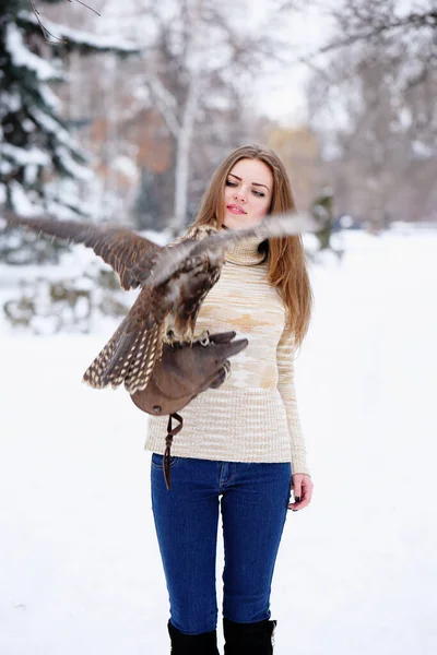 Una Ragazza Tiene Falco Sulla Mano Inverno — Foto Stock
