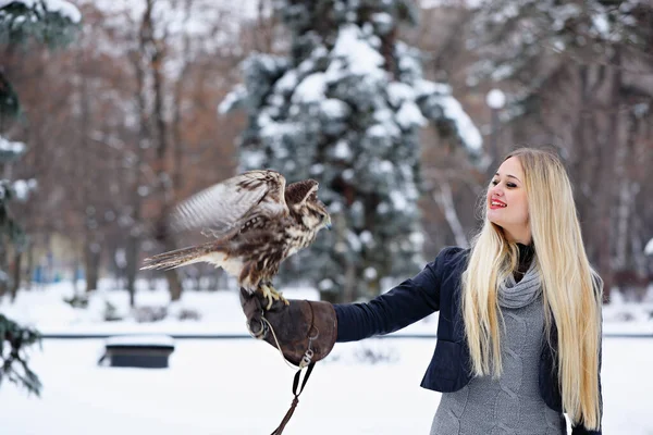 Una Ragazza Tiene Falco Sulla Mano Inverno — Foto Stock
