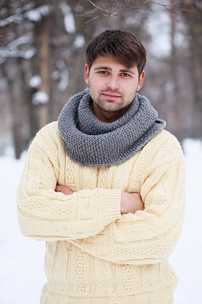 Portret Van Een Knappe Man Een Gebreide Beige Trui Winter — Stockfoto
