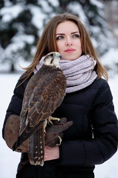 Una Ragazza Con Cappotto Nero Tiene Falco Sulla Mano Inverno — Foto Stock