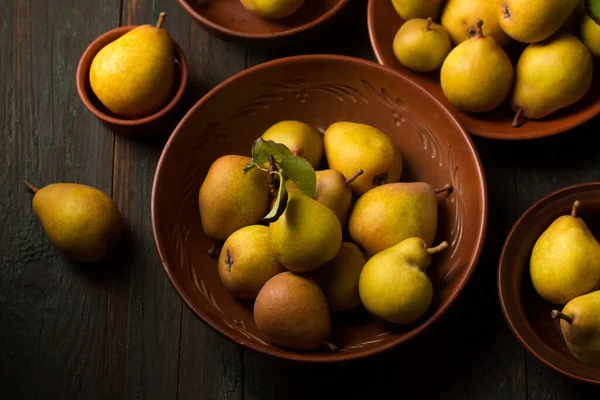 Ripe Juicy Pears Ceramic Bowls Dark Background — Stock Photo, Image