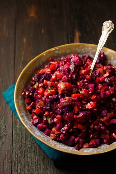 Salatvinaigrette Aus Gesundem Gekochtem Gemüse Einer Keramikschüssel Auf Einem Hölzernen — Stockfoto