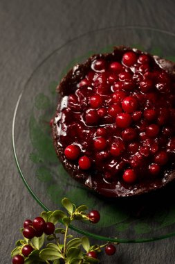 Burgonya arkaplanlı lezzetli yaban mersini reçelli çikolatalı tatlı.