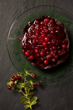 Burgonya arkaplanlı lezzetli yaban mersini reçelli çikolatalı tatlı.