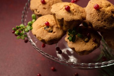 Koyu bir arka planda cam tatlı standında yaban mersinli kırmızı kekler.